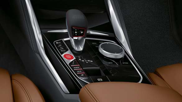 8-ступенчатая коробка передач M Steptronic BMW M3 Competition Седан G80 2020 BMW M3 Competition Седан G80 2020 8-ступенчатая коробка передач M Steptronic крупным планом.