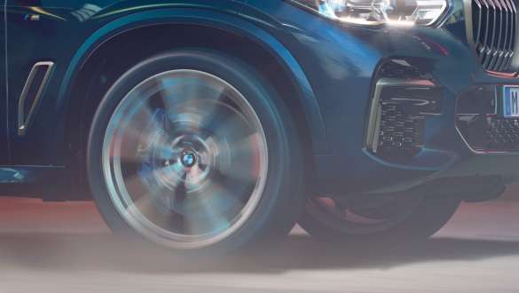 BMW X5 M50i и M50d с адаптивной подвеской М G05 BMW X5 M50i и M50d с адаптивной подвеской М, "Черный Карбон металлик" G05 2018 SUV, крупный план колеса