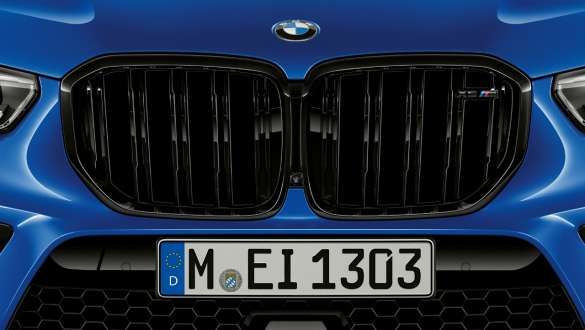 Решетка радиатора M BMW X5 M Competition F95 Решетка радиатора M BMW X5 M Competition F95 2020 SUV, "Синий Марина Бэй металлик", крупный план