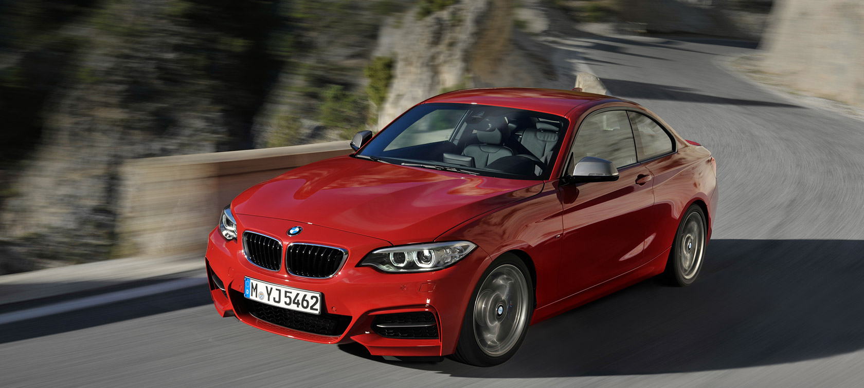 BMW 2 Серии вид спереди с поворотом в три четверти, в движении на дороге BMW 2 Серии BMW вид спереди с поворотом в три четверти, в движении на дороге