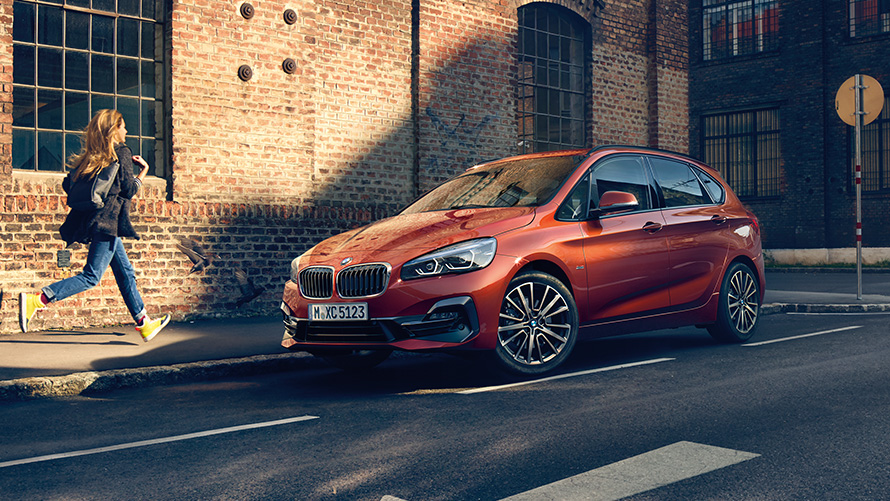 BMW 2 Серии Active Tourer F45 вид сбоку с поворотом в три четверти, в движении на улице BMW 2 Серии BMW 2 Серии Active Tourer F45 вид сбоку с поворотом в три четверти, в движении не улице