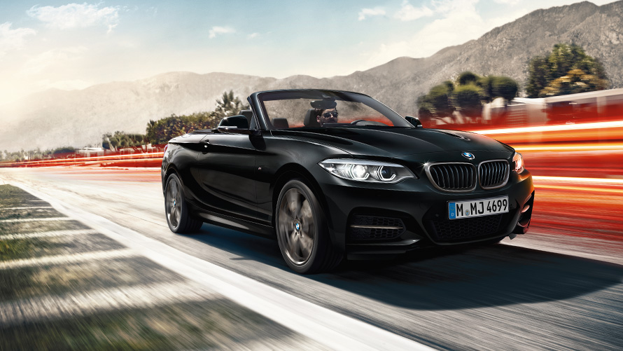 BMW 2 Серии Cabrio F23 вид спереди с поворотом в три четверти, в движении на улице BMW 2 Серии BMW 2 Серии Cabrio F23 вид спереди с поворотом в три четверти, в движении на улице