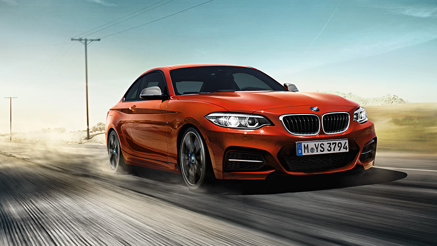 BMW 2 Серии Coupé F22 вид спереди с поворотом в три четверти, в движении на улице BMW 2 Серии BMW 2 Серии Coupé F22 вид спереди с поворотом в три четверти, в движении на улице