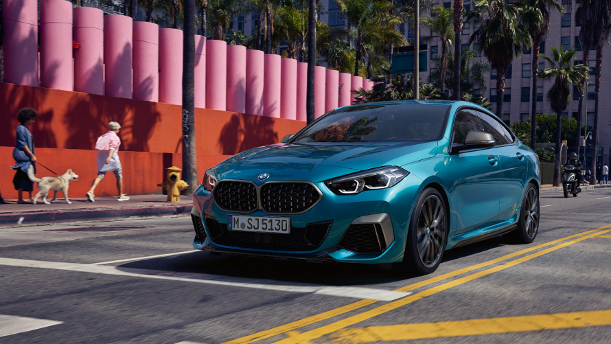 BMW 2 Серии Gran Coupé F44 вид спереди с поворотом в три четверти, в движении на улице BMW 2 Серии BMW 2 Серии Gran Coupé F44 вид спереди с поворотом в три четверти, лв движении на улице