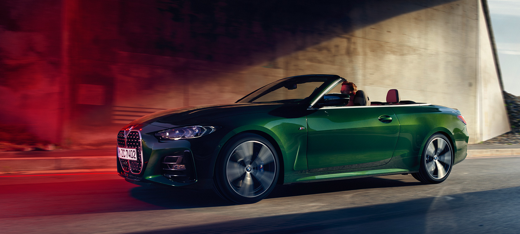 Вид сбоку в три четверти BMW 4 серии Cabrio G23 2020 в движении BMW 4 серии Cabrio G23 2020 "Зеленый Сан-Ремо металлик", вид сбоку в три четверти в движении
