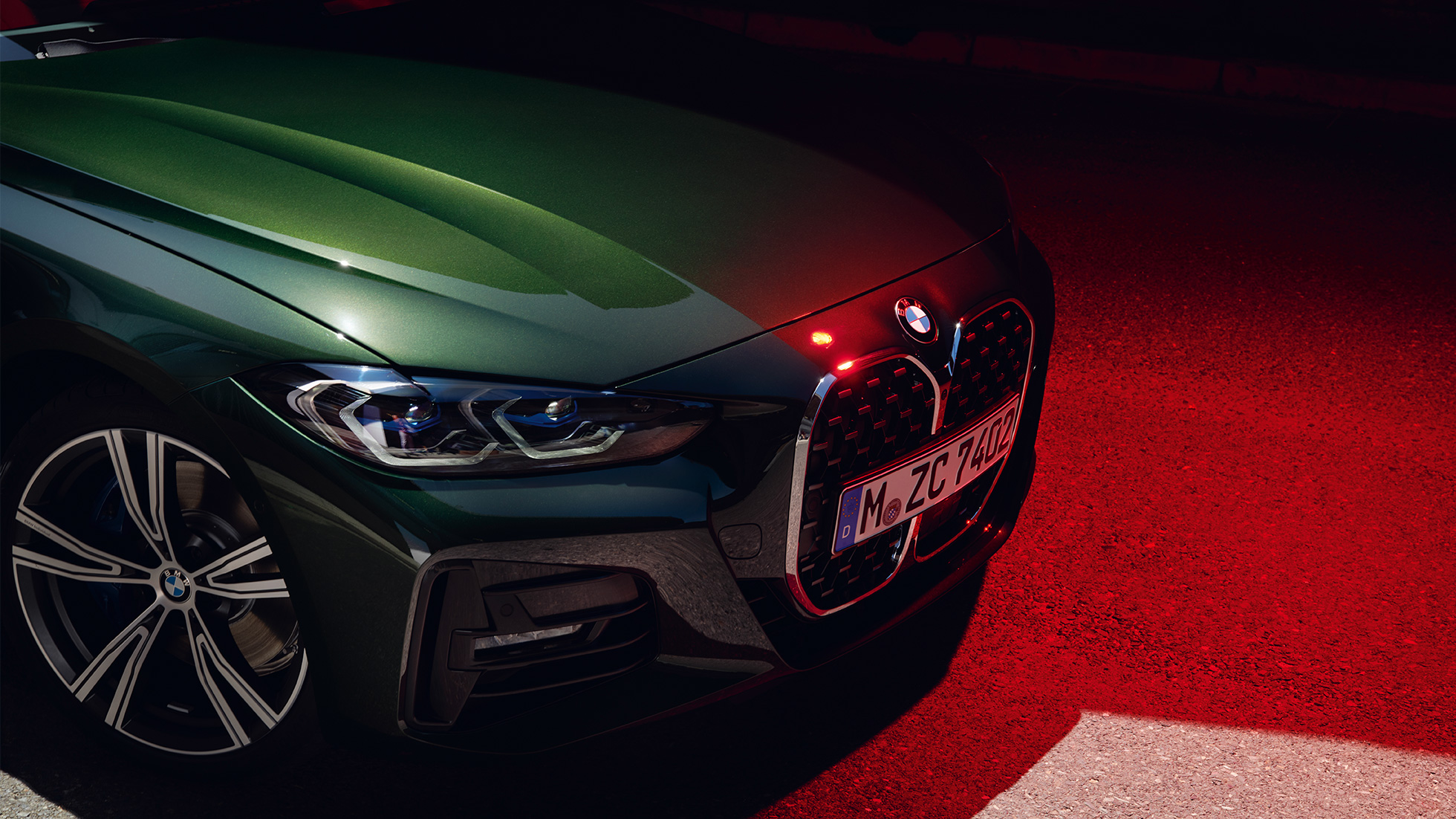 Двойная решетка радиатора BMW 4 серии Cabrio G23 2020, вид спереди BMW 4 серии Cabrio G23 2020 "Зеленый Сан-Ремо металлик", вид спереди в статике, двойная решетка радиатора крупным планом