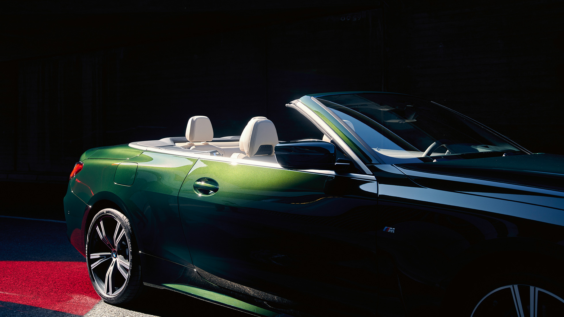 Вид спереди в три четверти BMW 4 серии Cabrio G23 2020 в движении BMW 4 серии Cabrio G23 2020 "Зеленый Сан-Ремо металлик", вид сзади в три четверти в движении