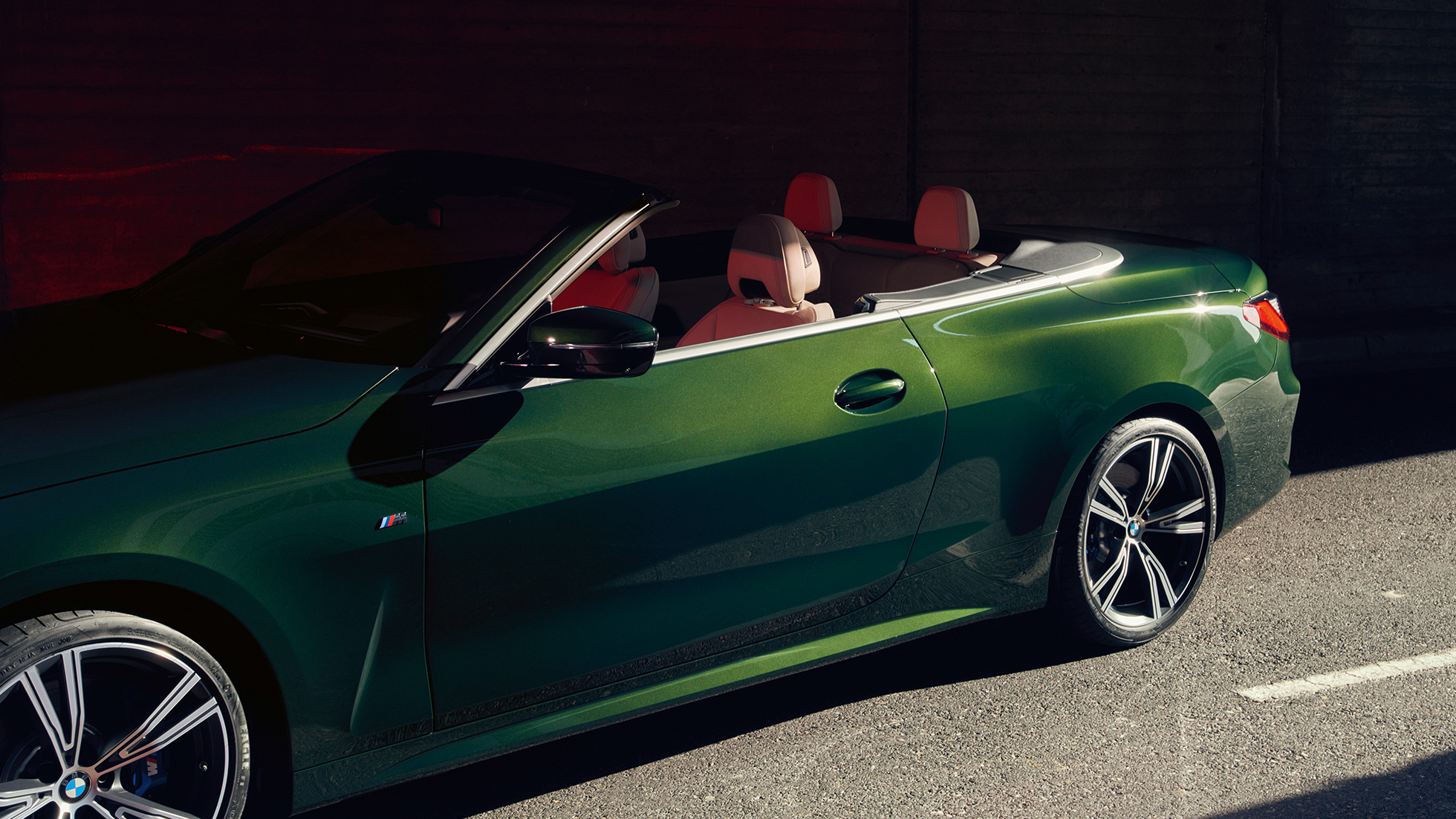 Женщина за рулем BMW 4 серии Cabrio G23 2020 Женщина за рулем в салоне BMW 4 серии Cabrio G23 2020