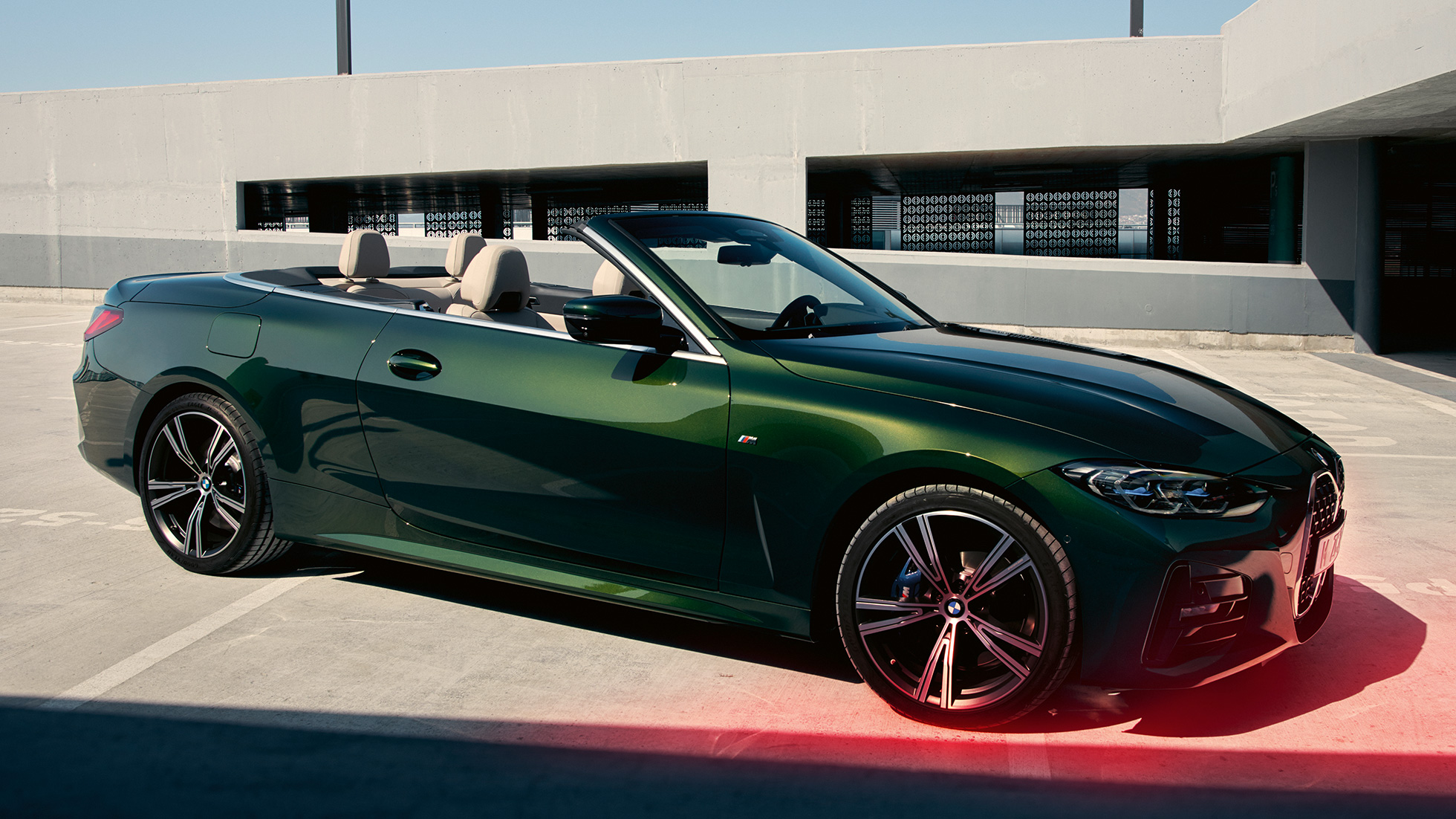 Вид спереди в три четверти BMW 4 серии Cabrio G23 2020 с мужчиной BMW 4 серии Cabrio G23 2020 "Зеленый Сан-Ремо металлик", вид сзади в три четверти с мужчиной