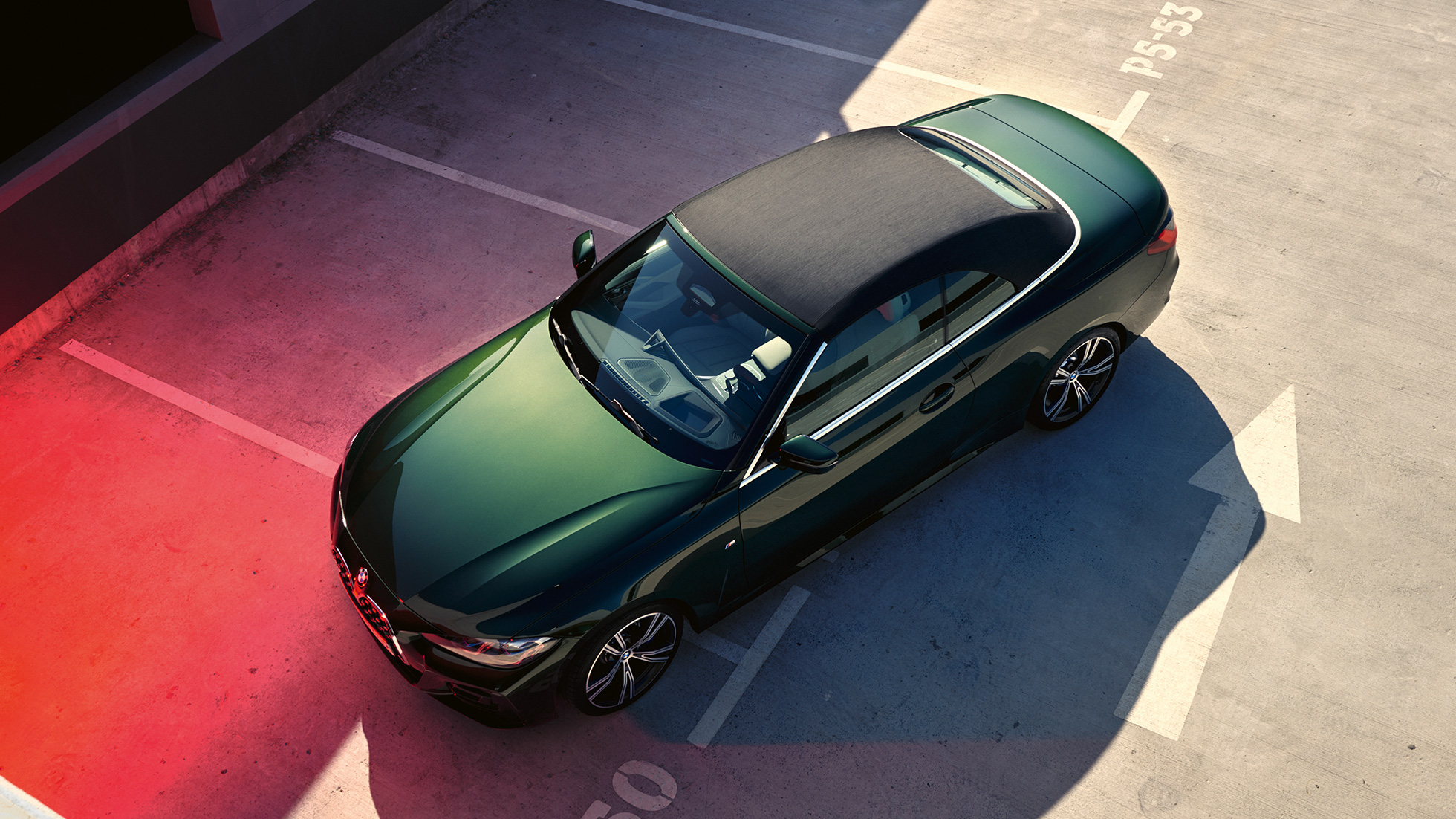 Вид сверху складной крыши BMW 4 серии Cabrio G23 2020 BMW 4 серии Cabrio G23 2020 "Зеленый Сан-Ремо металлик", складная крыша, вид сверху