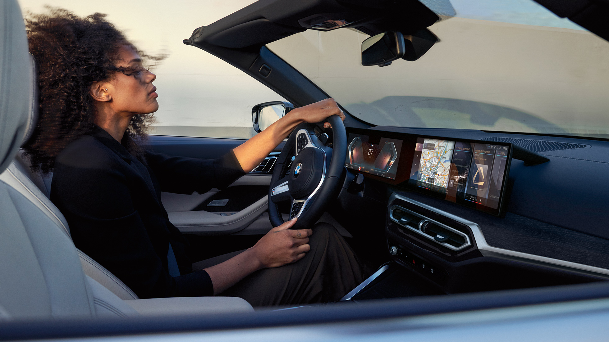 Кокпит BMW 4 серии Cabrio G23 BMW 4 серии Cabrio G23 2020, салон с рулевым колесом, приборной панелью и центральным дисплеем