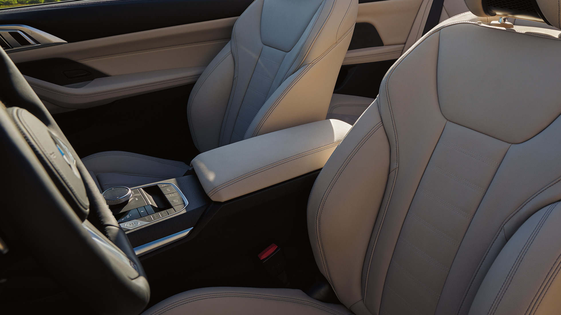 Центральная консоль и сиденья BMW 4 серии Cabrio G23 BMW 4 серии Cabrio G23 2020 "Зеленый Сан-Ремо металлик", центральная консоль и сиденья