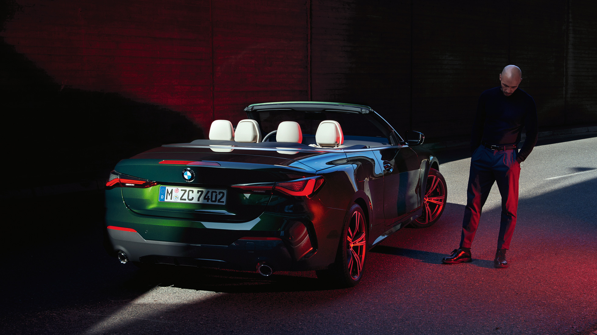 Вид сзади в три четверти с задними фонарями BMW 4 серии Cabrio G23 2020 BMW 4 серии Cabrio G23 2020 "Зеленый Сан-Ремо металлик", вид сзади в три четверти с задними фонарями