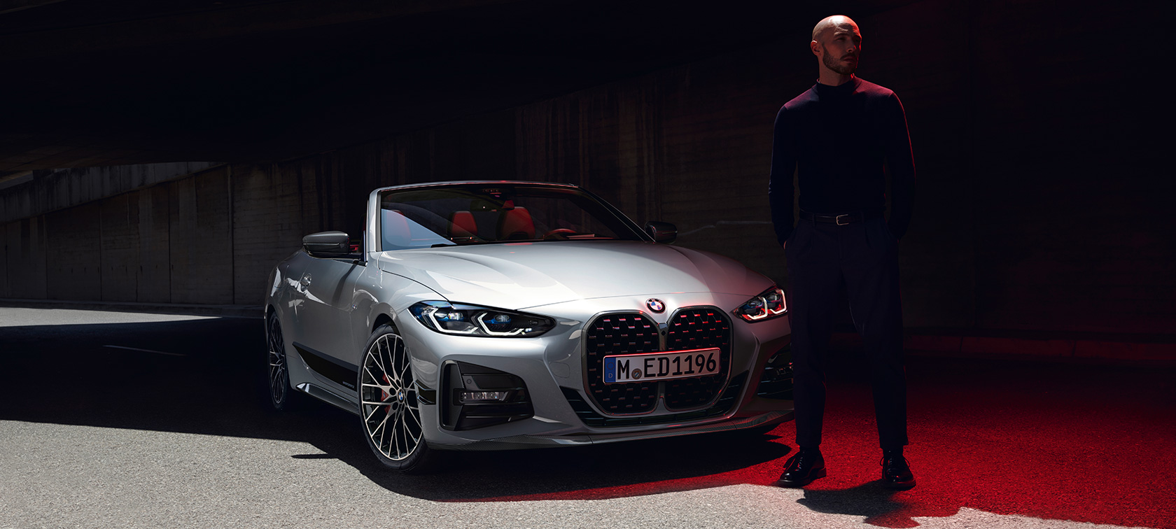 Вид сзади в три четверти, BMW 4 серии Cabrio G23 2020 с задним кронштейном для велосипедов BMW Pro 2.0 BMW 4 серии Cabrio G23 2020 "Зеленый Сан-Ремо металлик" с задним кронштейном для велосипедов BMW Pro 2.0, вид сзади в три четверти