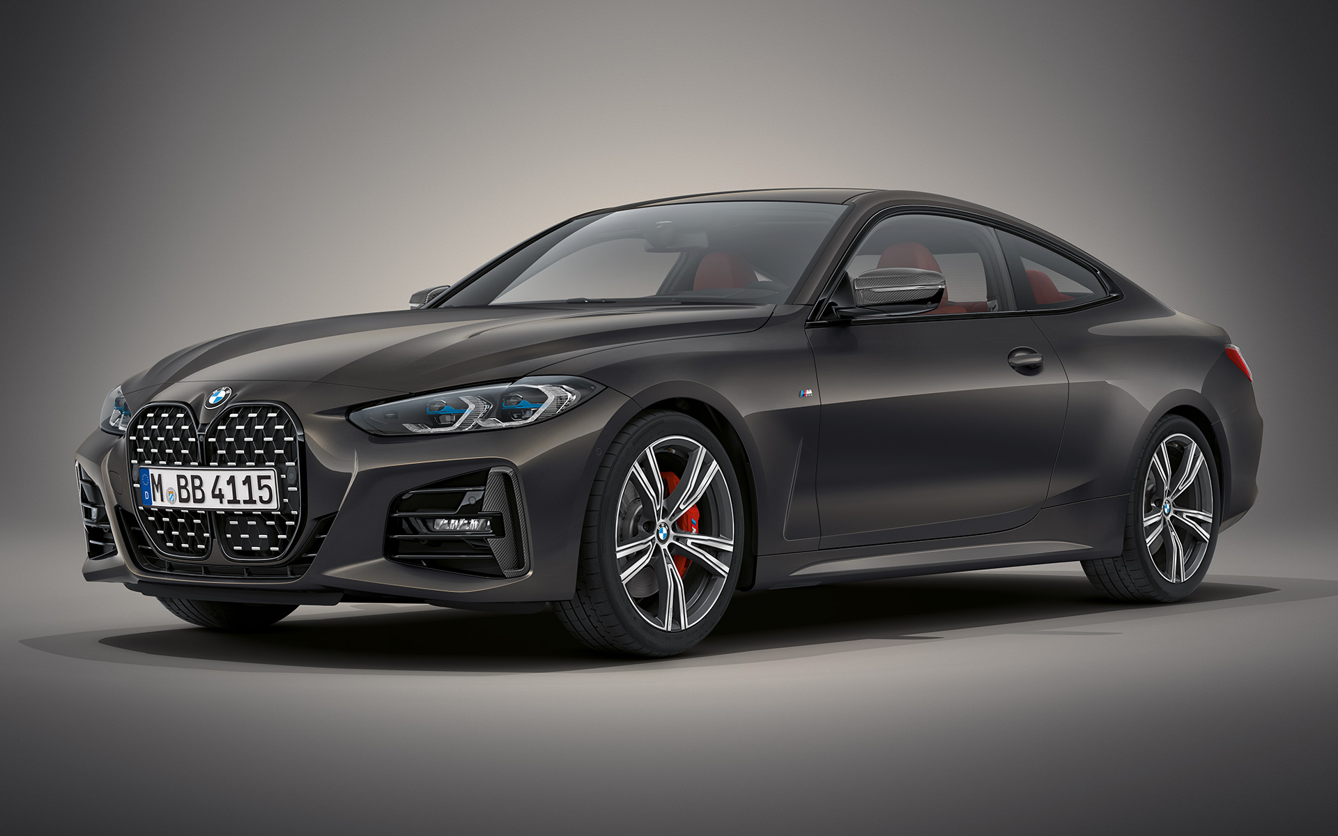 BMW Individual в цвете Dravite grey metallic BMW 4 серии Coupe G22 2020 BMW 4 серии Coupe Individual в цвете Dravite grey металлик G22 2020, вид спереди в три четверти на месте