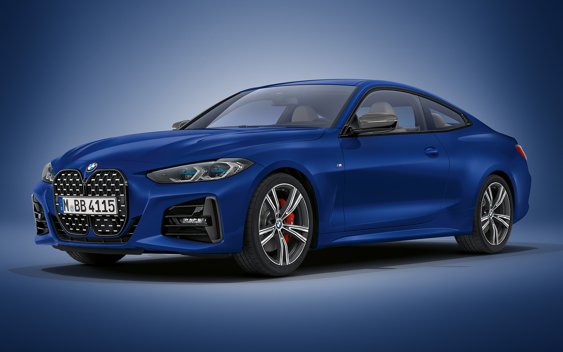 BMW Individual в цвете Frozen Portimao Blue metallic BMW 4 серии Coupe G22 2020 BMW 4 серии Coupe Individual в цвете Frozen Portimao Blue metallic G22 2020, вид спереди в три четверти на месте
