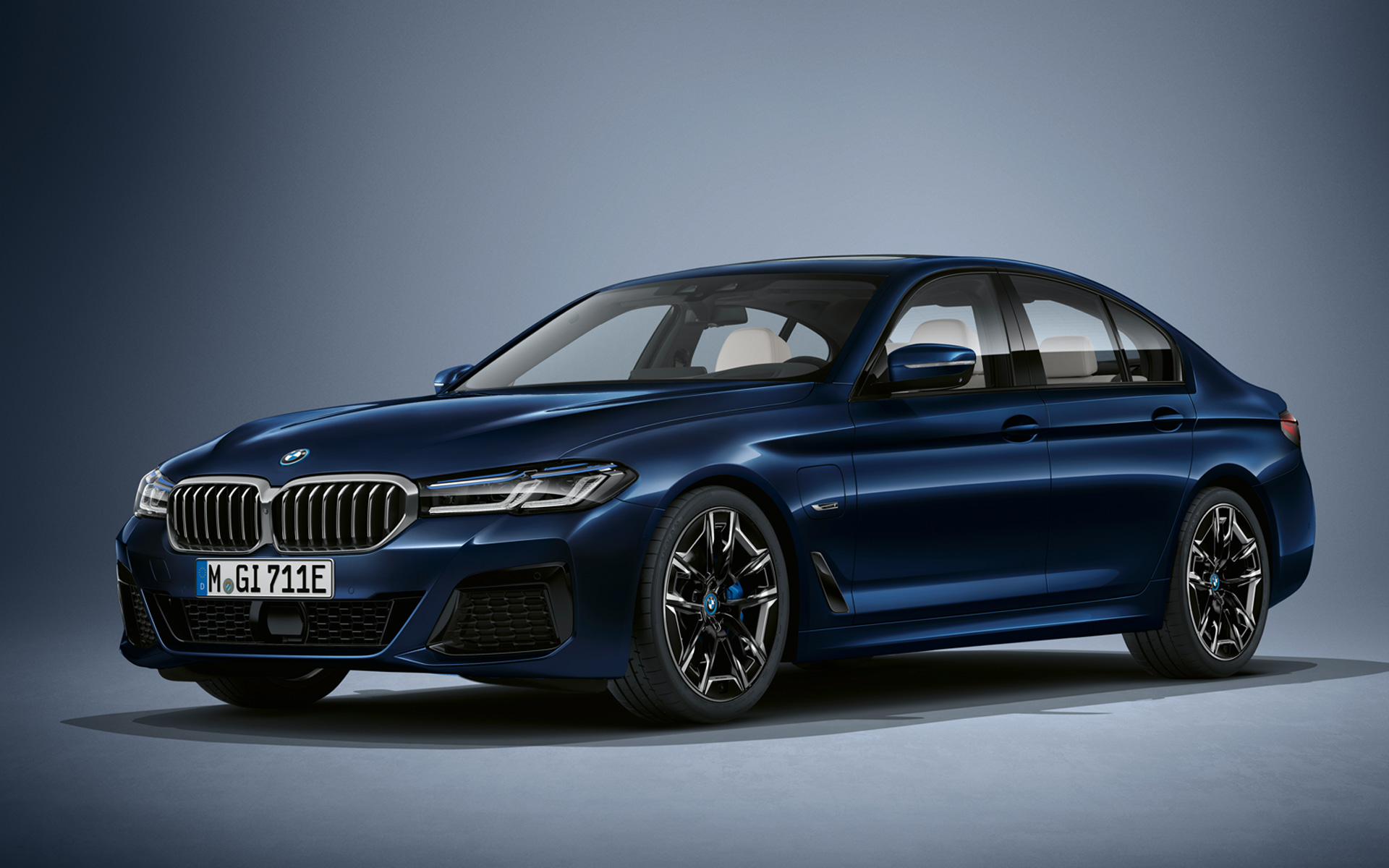 Седан BMW 5 серии G30 LCI BMW Individual в цвете Tanzanite Blue metallic Седан BMW 5 серии Individual G30 Facelift 2020, вид спереди в три четверти стоя BMW Individual в цвете Tanzanite Blue metallic