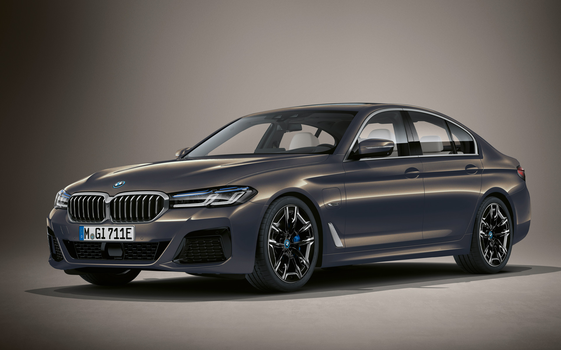 Седан BMW 5 серии G30 LCI BMW Individual в цвете Alvit Grey metallic Седан BMW 5 серии Individual G30 Facelift 2020, вид спереди в три четверти BMW Individual в цвете Alvite Grey metallic