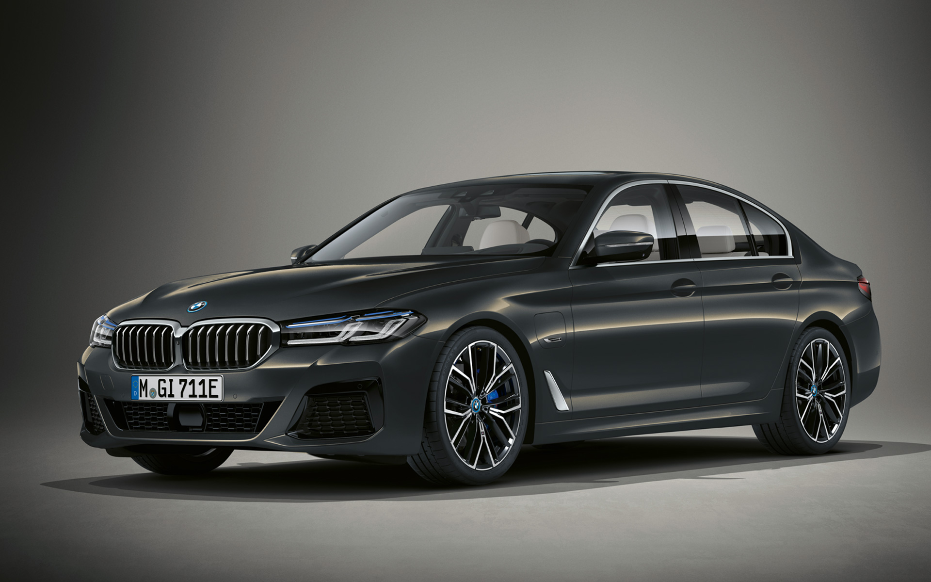 Седан BMW 5 серии G30 LCI BMW Individual в цвете Alvit Grey metallic Седан BMW 5 серии Individual G30 Facelift 2020, вид спереди в три четверти BMW Individual в цвете Dravite Grey metallic