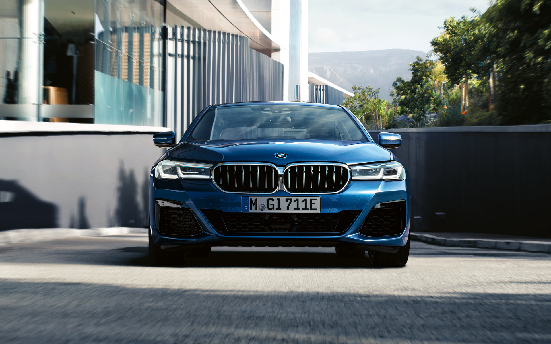 Двойная решетка радиатора и передний бампер седана BMW 5 серии G30 Двойная решетка радиатора и передний бампер седана BMW 5 серии G30 Facelift 2020 в цвете Phytonic Blue крупным планом спереди