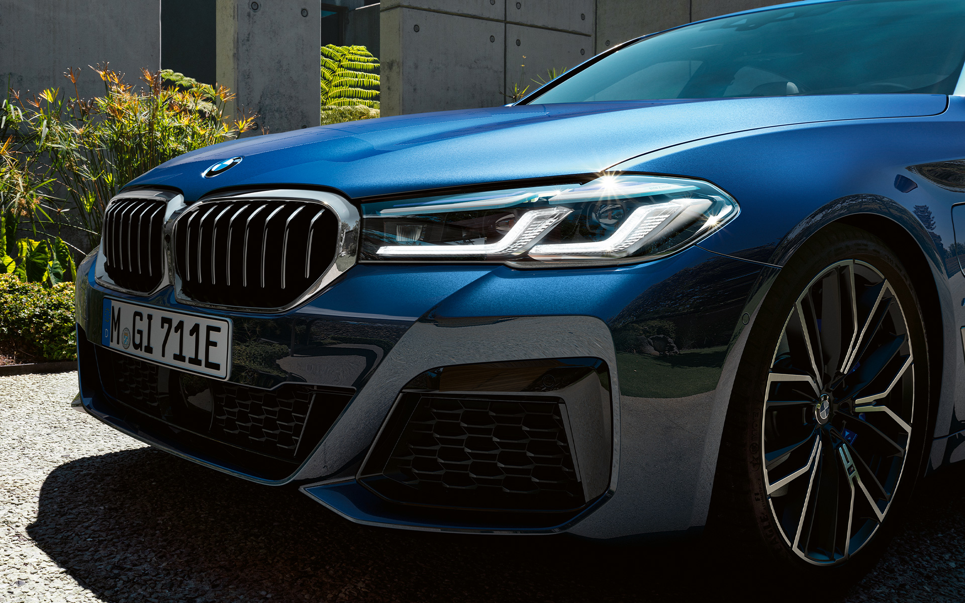 Лазерные фары BMW Laserlight на седане BMW 5 серии G30 Лазерные фары BMW Laserlight на седане BMW 5 серии G30 Facelift 2020 в цвете Phytonic Blue крупным планом спереди