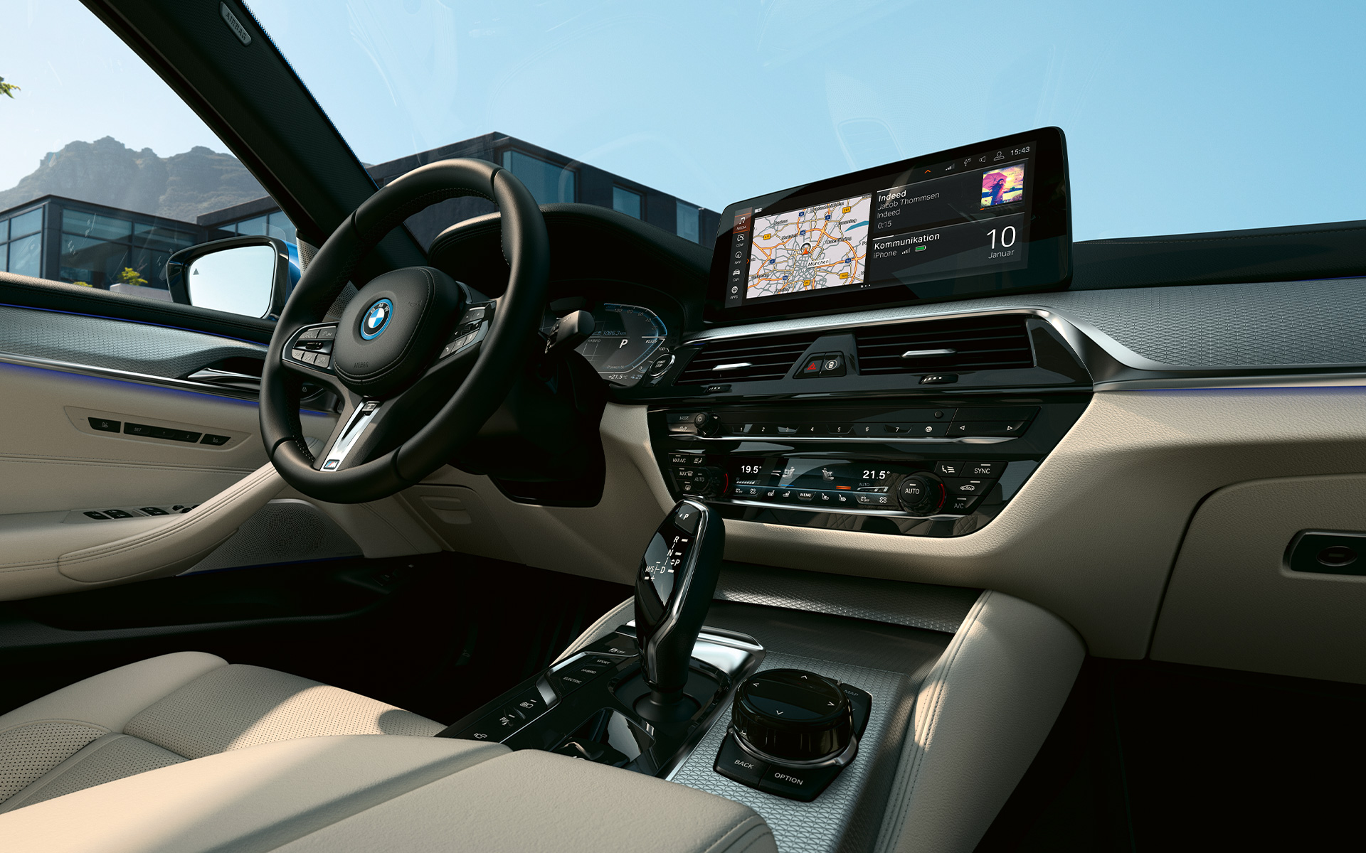 Салон седана BMW 5 серии G30 Дисплей управления и спортивный кожаный руль в седане BMW 5 серии G30 Facelift 2020 салон