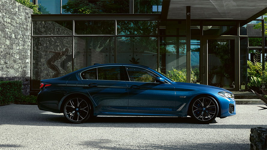 Экстерьер седана BMW 5 серии G30 Седан BMW 5 серии G30 Facelift 2020 в цвете Phytonic Blue вид сбоку на стоянке