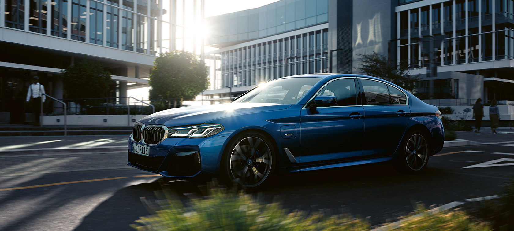 Седан BMW 5 серии G30 Facelift 2020 в цвете Phytonic Blue, вид спереди в три четверти в движении