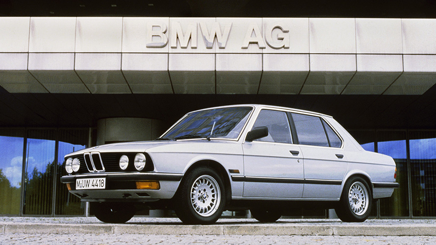 BMW 5 Серии Sedan (E28) вид сбоку с поворотом в три четверти BMW 5 Серии Sedan (E28) вид сбоку с поворотом в три четверти