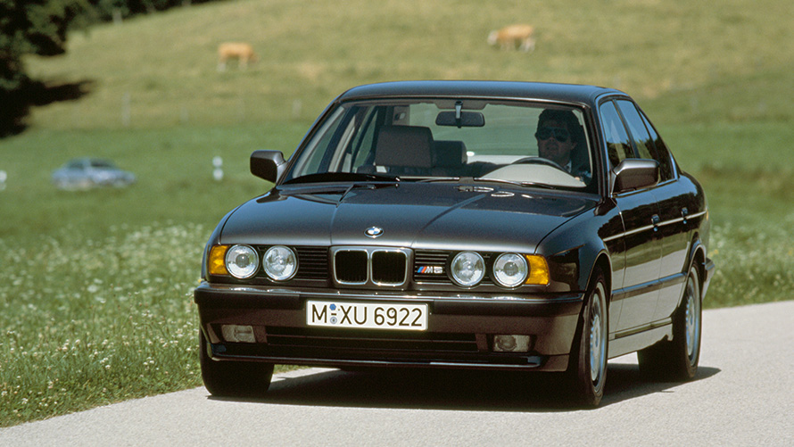 BMW M Sedan (E34) вид спереди с поворотом в три четверти BMW M Sedan (E34) вид спереди с поворотом в три четверти