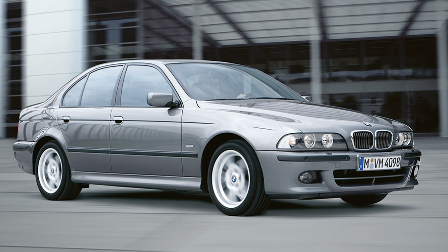 BMW 5 Серии Sedan (E39) вид сбоку с поворотом в три четверти, в движении BMW 5 Серии Sedan (E39) вид сбоку с поворотом в три четверти, в движении