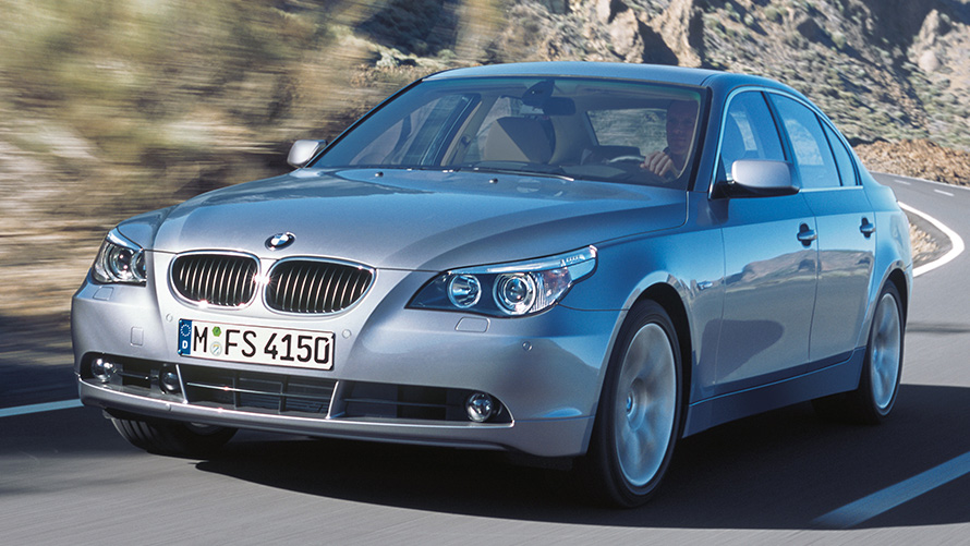 BMW 5 Серии Sedan (E60) вид спереди с поворотом в три четверти BMW 5 Серии Sedan (E60) вид спереди с поворотом в три четверти