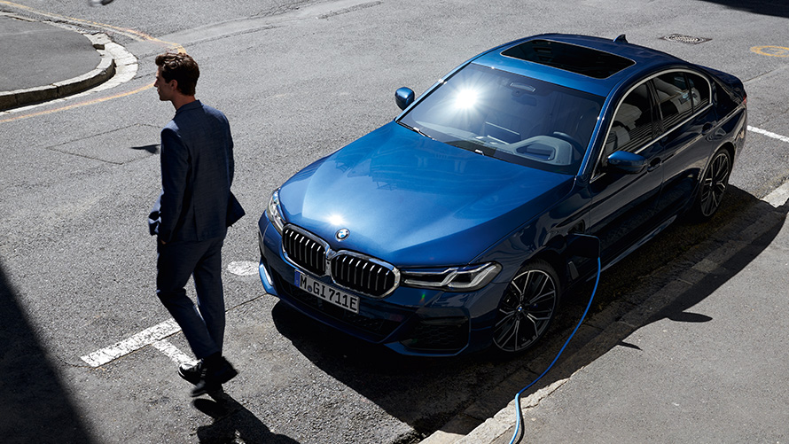 BMW 530e Sedan (G30) вид спереди с поворотом в три четверти, на зарядке BMW 530e Sedan (G30) вид спереди с поворотом в три четверти, на зарядке