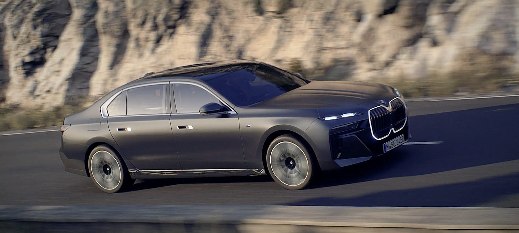 BMW 7 серии G70 ICE 740i с пакетом M Sport BMW 7 серии G70 ICE 740i с пакетом M Sport, динамика движения