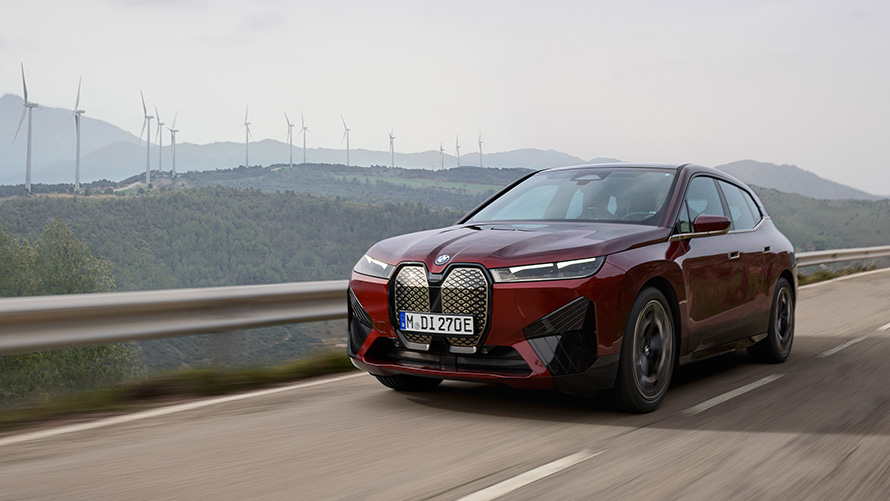 Электрический SUV BMW iX xDrive50 i20, устойчивое развитие Электрический SUV BMW iX xDrive50 i20 2021 едет по набережной, устойчивое развитие