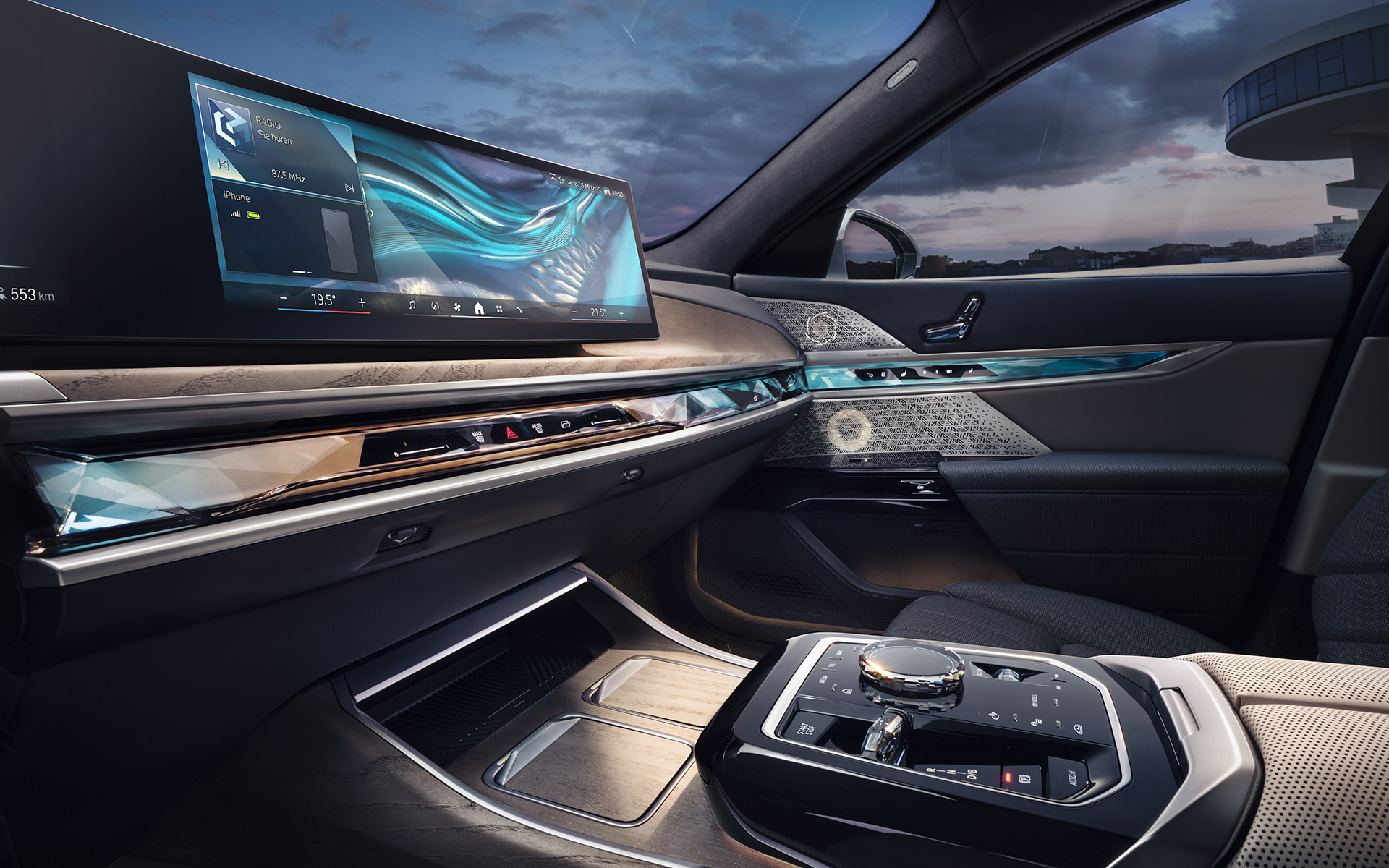 Панель управления и панель приборов BMW Interaction bar в BMW i7 G70 интерьер Панель приборов и изогнутый дисплей с подсветкой BMW i7 G70 интерьер