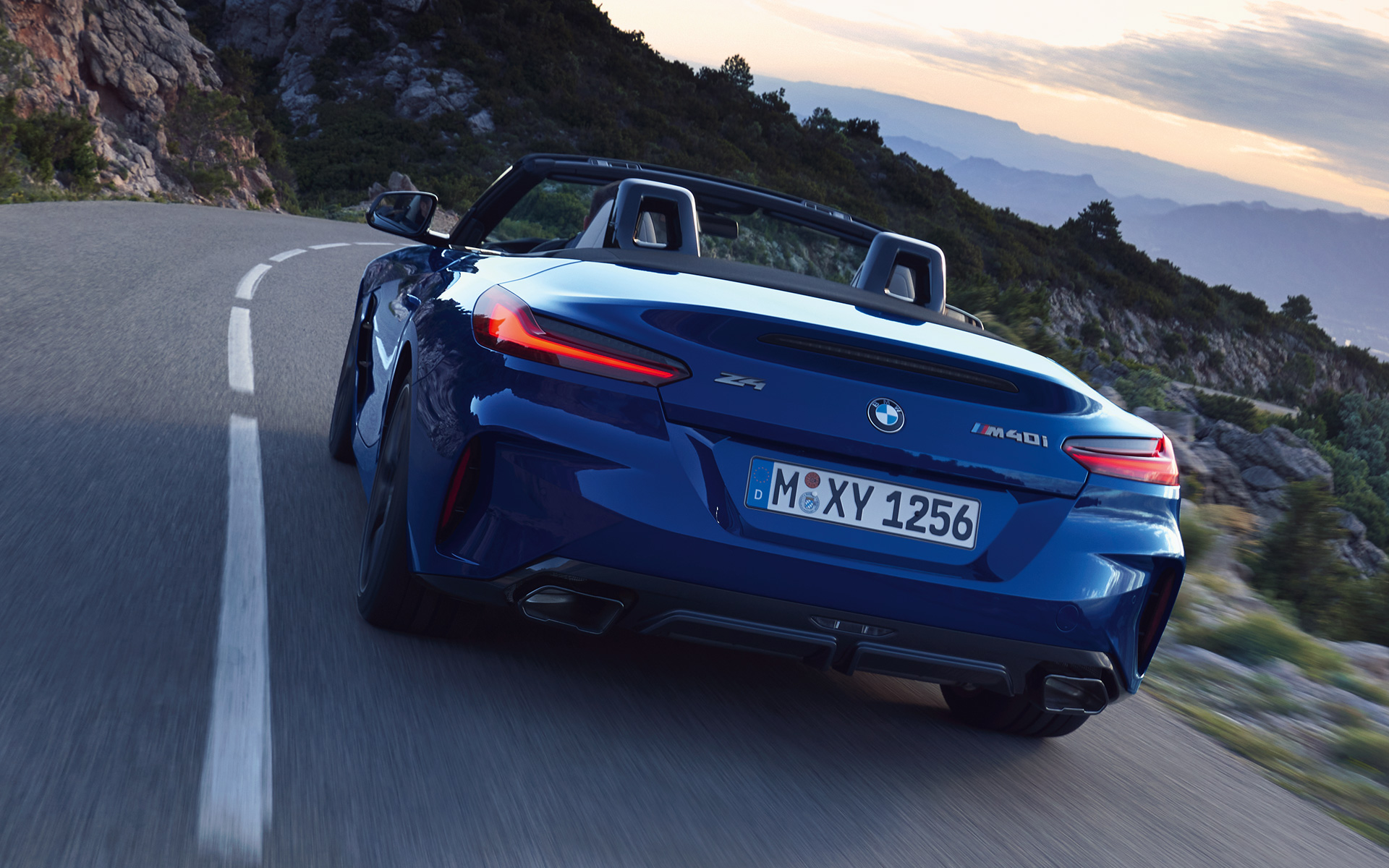 BMW Z4 M40i G29 2022, "Синий Портимау", спортивный вид спереди в три четверти