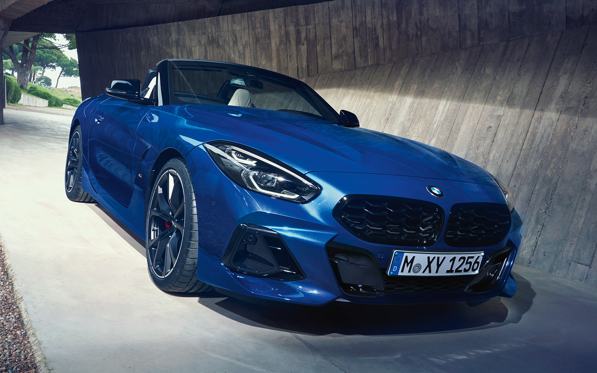 BMW Z4 M40i G29 2022, "Синий Портимау", вид сверху с открытым мягким верхом