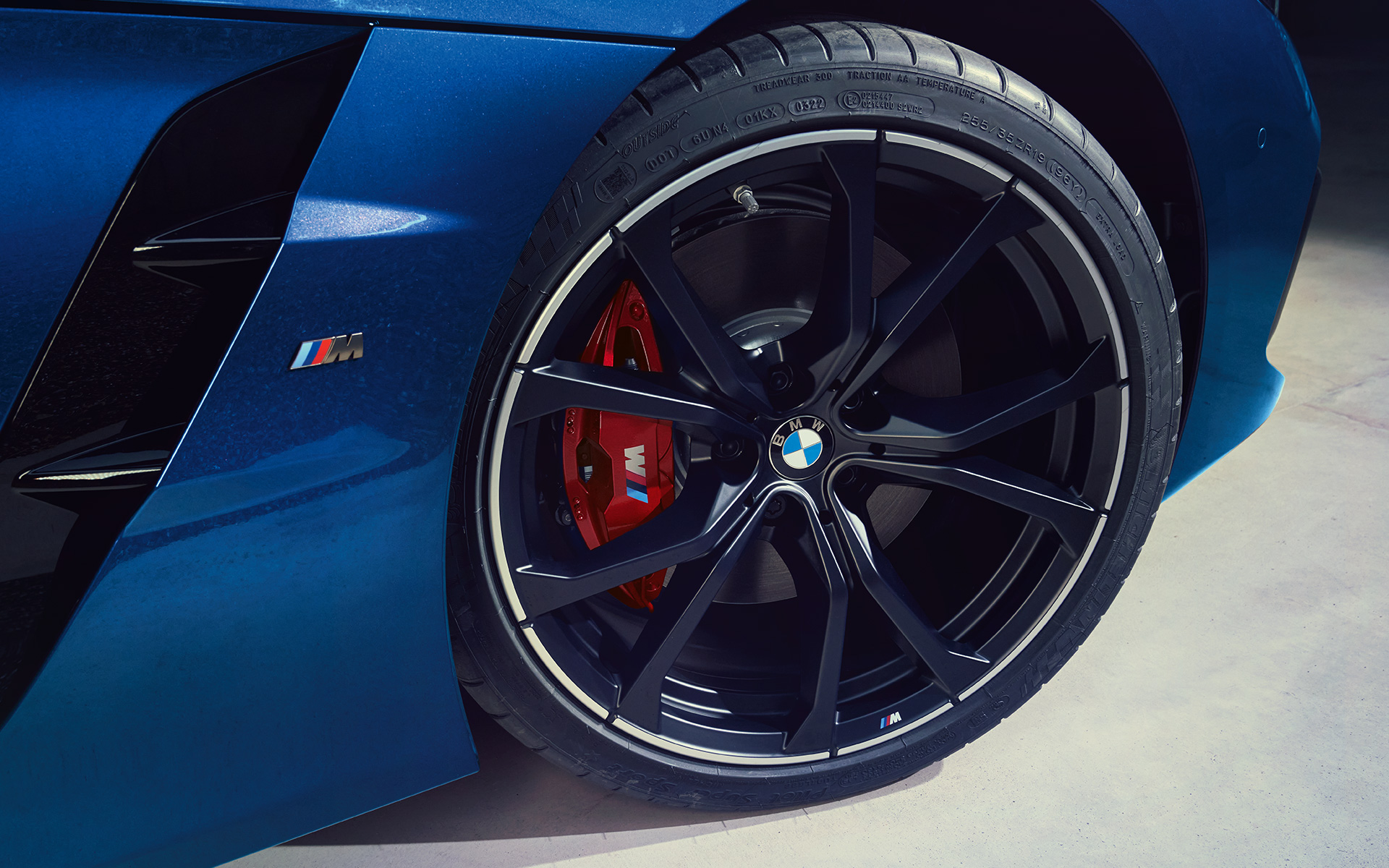 BMW Z4 M40i G29 2022, "Синий Портимау", выхлопные патрубки особой формы