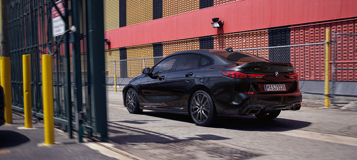 Пакет M Performance BMW M235i xDrive Gran Coupé Пакет M Performance BMW M235i xDrive Gran Coupé Black Sapphire металлик F44 вид сбоку с поворотом в три четверти