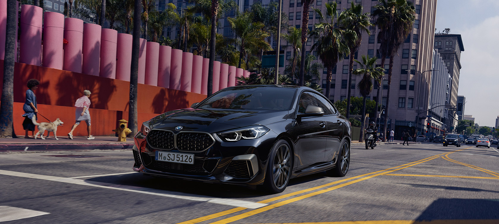 BMW M235i xDrive Gran Coupé 2020 Black Sapphire металлик F44, вид спереди с поворотом в три четверти 