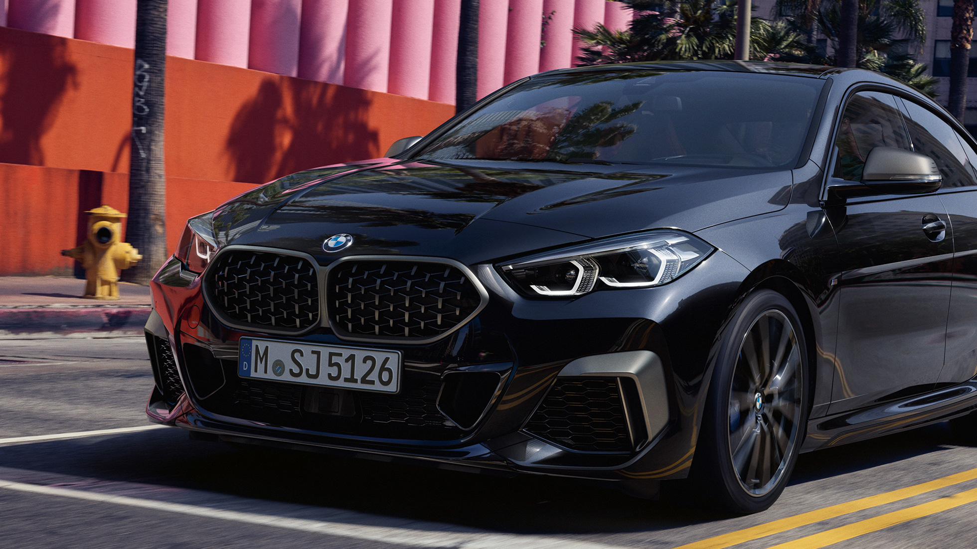 Дизайн передней части BMW M235i xDrive Gran Coupé Дизайн передней части BMW M235i xDrive Gran Coupé 2020 Black Sapphire металлик F44 вид спереди с поворотом в три четверти