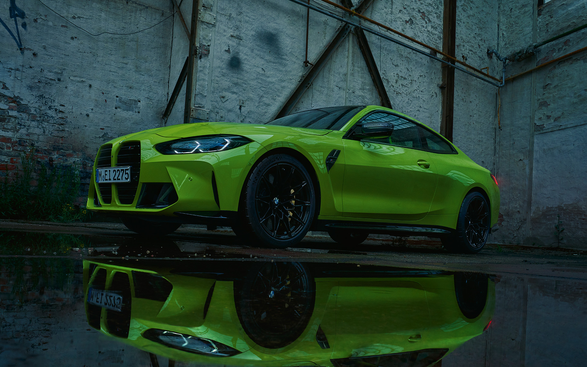 BMW M4 Competition Coupé G82 2020 в цвете Sao Paulo Yellow, вид спереди в три четверти