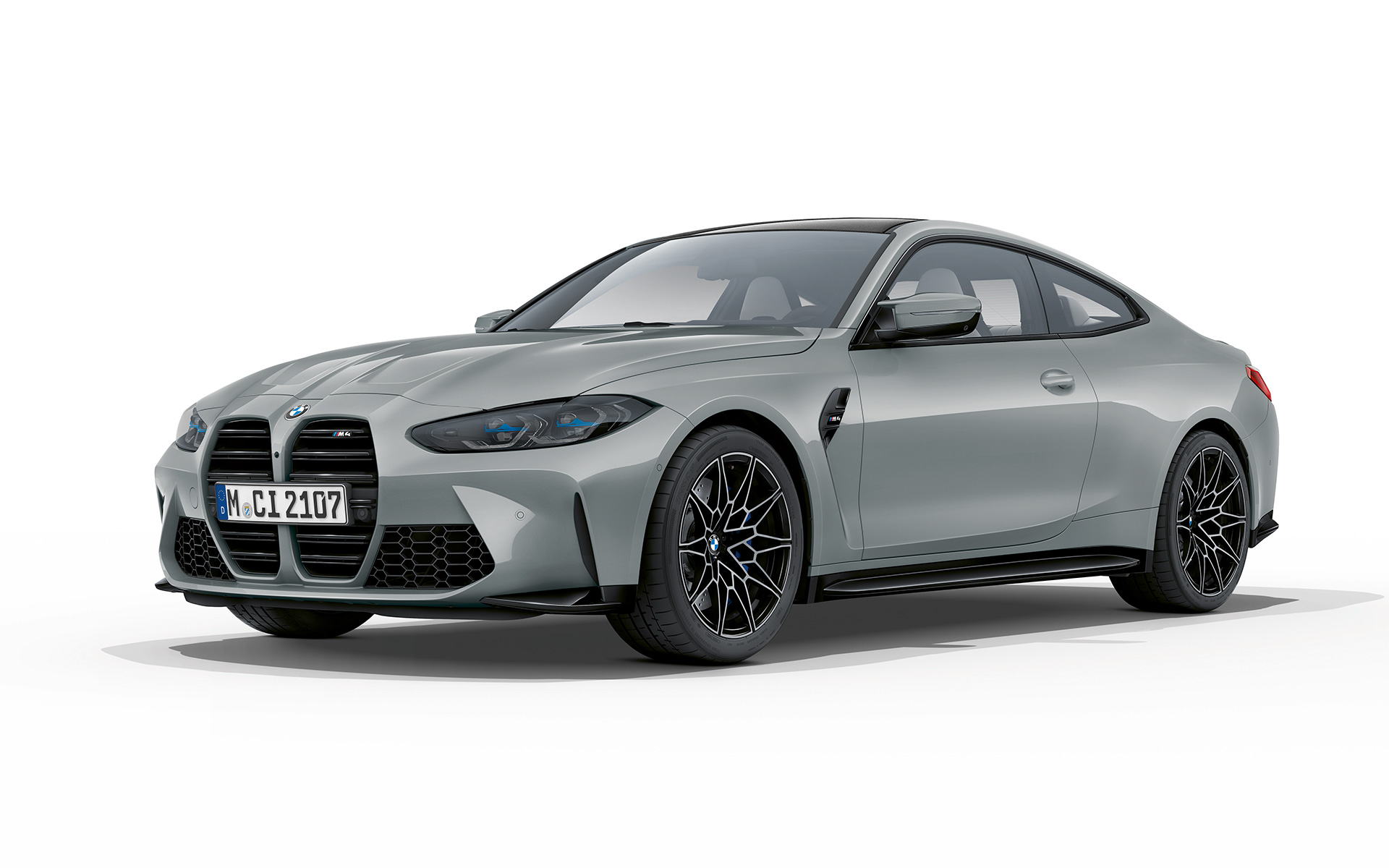 BMW M4 Coupé G82 2020 в цвете Brooklyn Grey металлик, вид спереди в три четверти