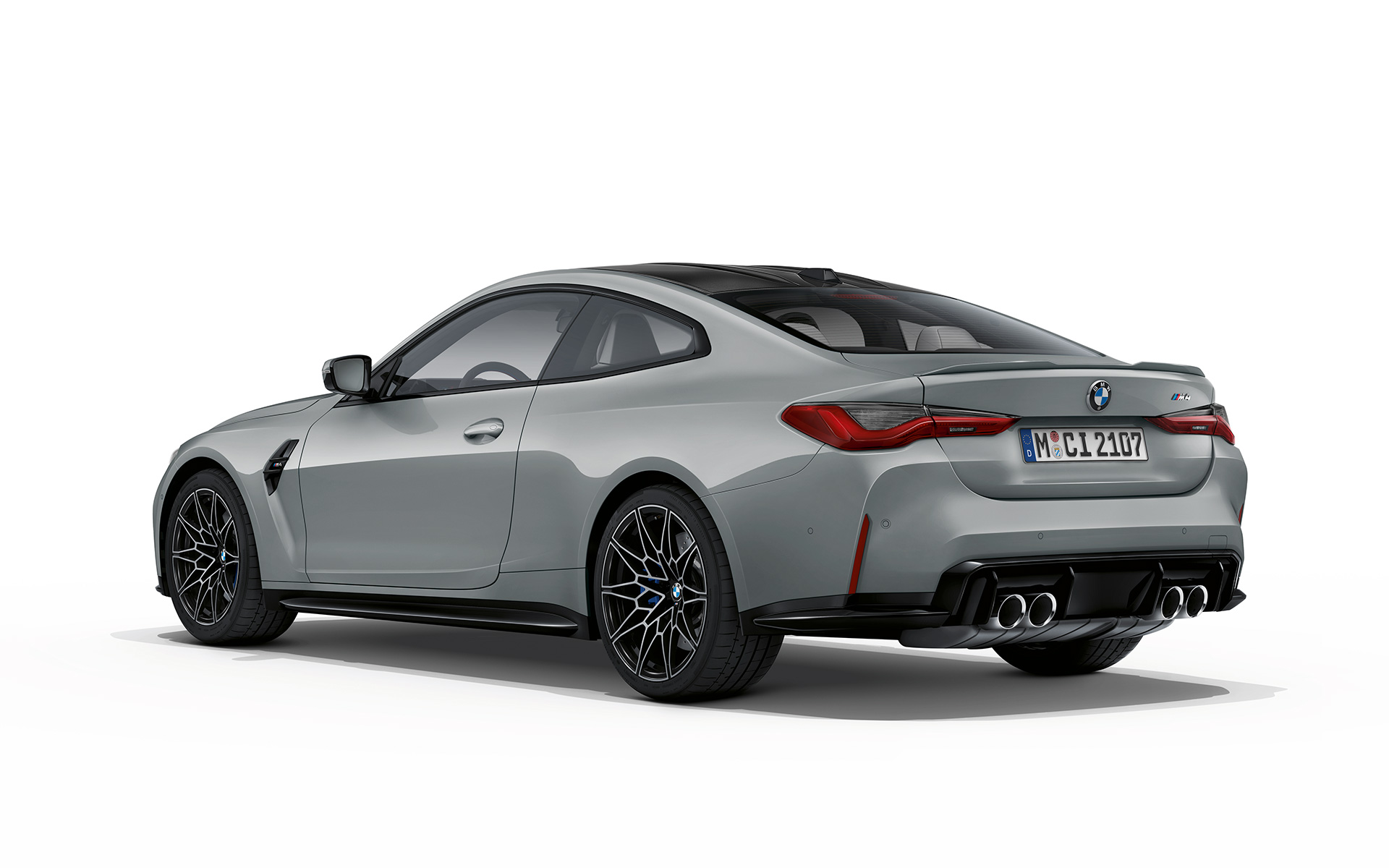 BMW M4 Coupé G82 2020 в цвете Brooklyn Grey металлик, вид спереди в три четверти