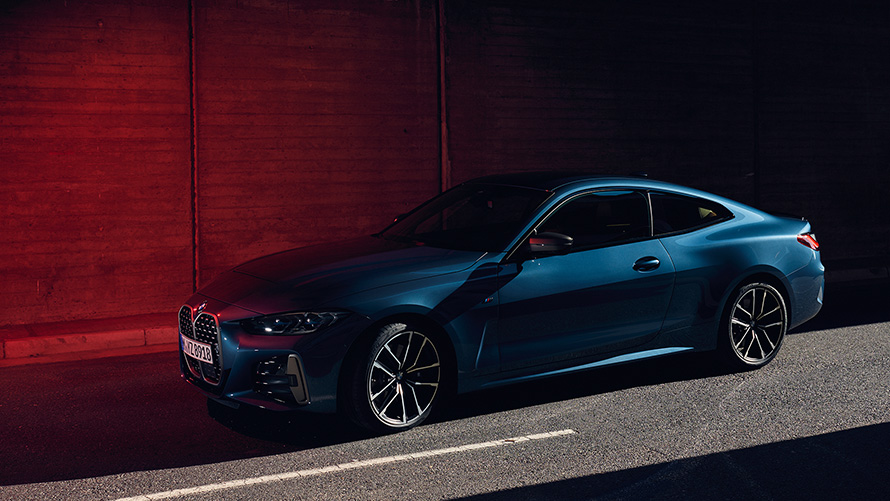 BMW M440i xDrive Coupé G22 2020 в цвете Arctic Race Blue металлик, вид спереди в три четверти в движении