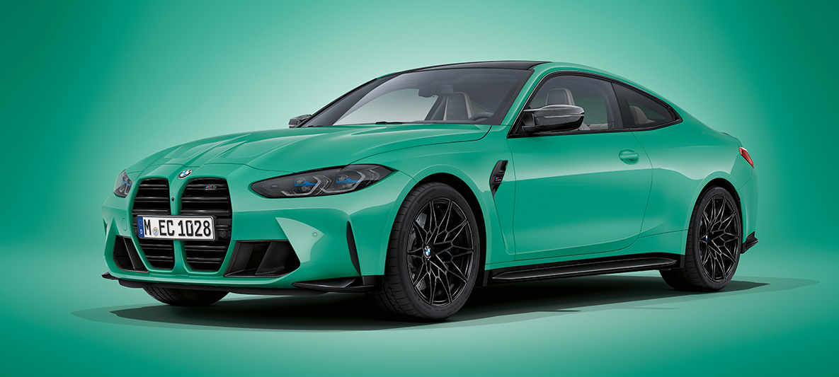BMW M4 Coupé BMW Individual Mint Green металлик G82 2021, вид спереди в три четверти на месте BMW M4 Coupé BMW Individual Mint Green металлик G82 2021, вид спереди в три четверти на месте