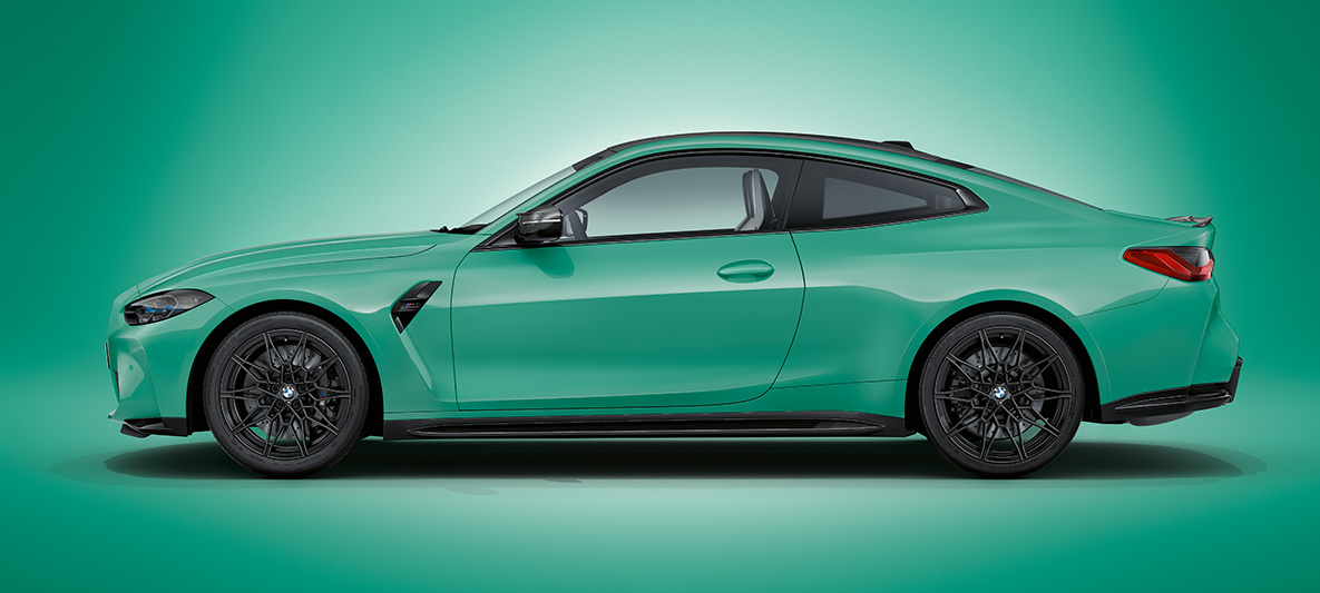 BMW M4 Coupé BMW Individual Mint Green металлик G82 2021, вид спереди в три четверти на месте BMW M4 Coupé BMW Individual Mint Green металлик G82 2021, вид спереди в три четверти на месте