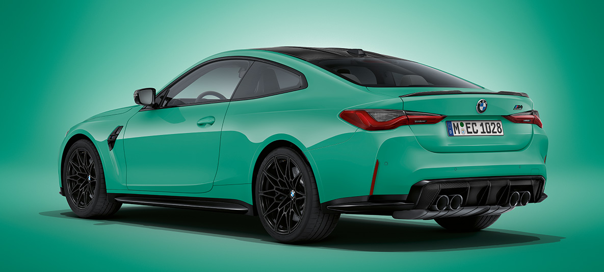 BMW M4 Coupé BMW Individual Mint Green металлик G82 2021, вид сзади в три четверти на месте BMW M4 Coupé BMW Individual Mint Green металлик G82 2021, вид сзади в три четверти на месте
