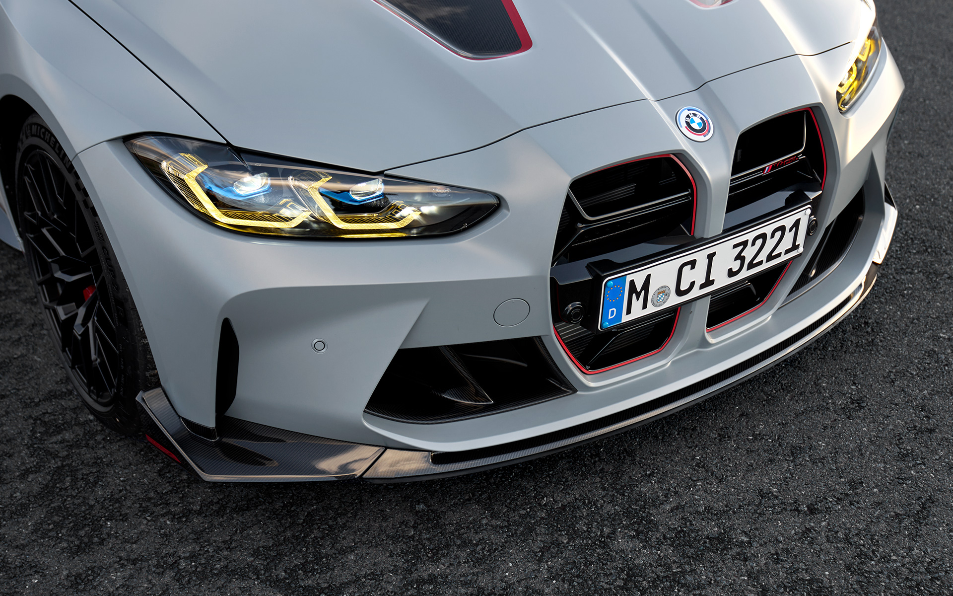 Карбоновый передний сплиттер M Carbon BMW M4 CSL G82 BMW M4 CSL G82 в цвете BMW Individual Frozen Brooklyn Grey металлик, передний сплиттер M Carbon, вид спереди крупным планом